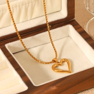 Elegante 18K vergoldete Edelstahlhalskette mit hohlem Herzanhänger für Damen