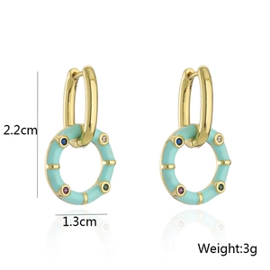 Detalle de pendiente de aro bañado en oro de 18K con esmalte verde y circonitas