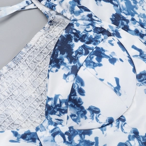 Gros plan détaillé du corsage à fleurs bleu et blanc avec coutures élastiques raffinées