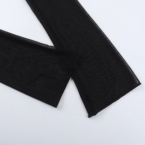 Gros plan sur le tissu en maille noire montrant la texture fine et transparente