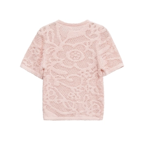 Haut en tricot rose à manches courtes pour femmes avec motif floral texturé sur fond blanc