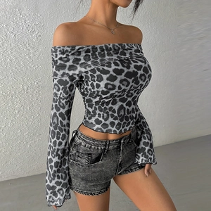 Gros plan détaillé sur l'imprimé léopard gris d'un crop top à manches longues et épaules nues