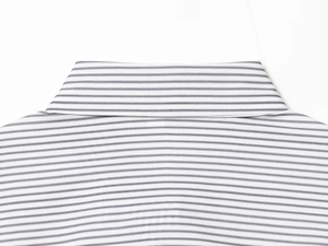 Détail du tissu en popeline à rayures grises et des coutures sur un col de chemise