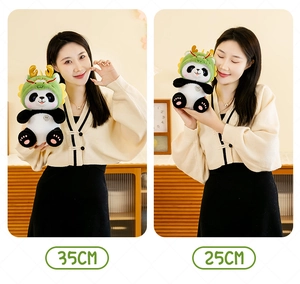 Gedetailleerde vergelijking van 25 cm en 35 cm panda knuffels met groene drakenmuts