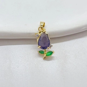 Ciondolo a tulipano placcato oro con cristalli viola e zirconi verdi su sfondo bianco