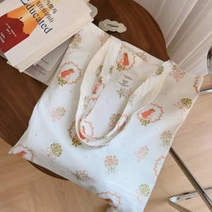 Sac fourre-tout en coton à imprimé floral français sur une table en bois décorée