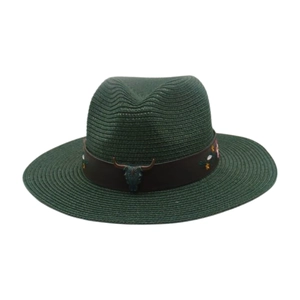 Détail du chapeau de paille vert foncé avec tête de taureau et broderie florale