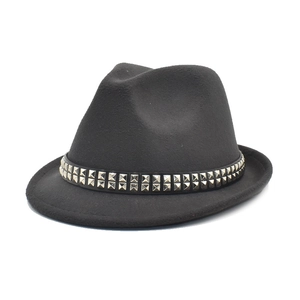 Dettaglio cappello fedora nero in lana con cinturino in pelle a doppie borchie argentate