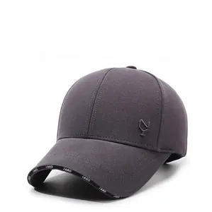 Détail de casquette de baseball gris foncé avec logo FARD et accent métallique
