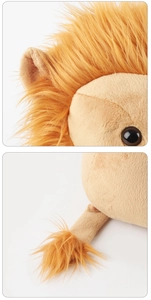 Détails de la tête et de la queue du lion en peluche avec fourrure douce et soyeuse
