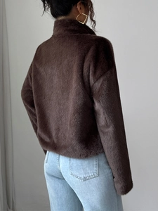 Vista posteriore di un cappotto corto in peluche marrone scuro da donna a maniche lunghe