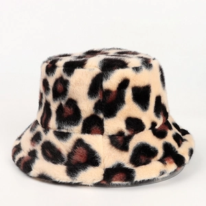 Dettaglio della trama in ecopelliccia di un cappello alla pescatora leopardato