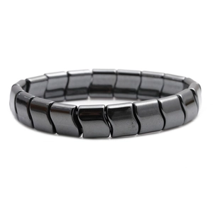 Bracelet perlé en hématite noire polie avec des maillons métalliques en forme d'onde