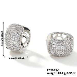 Vue détaillée de créoles de luxe en argent avec pavage de zircons et dimensions du bijou
