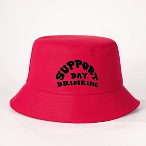 Bob rouge en coton avec texte Support Day Drinking noir imprimé au centre du chapeau
