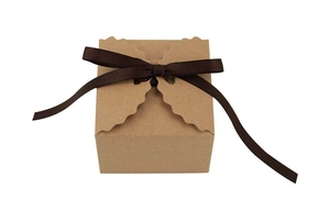 Détail d'une boîte à bonbons en papier kraft avec bord ondulé et ruban marron
