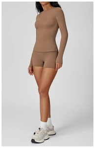 Ensemble de yoga marron ajusté avec haut à manches longues et short de sport