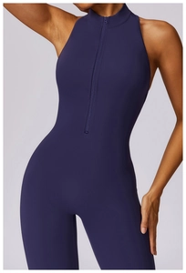 Détail de la combinaison de yoga sans manches bleu marine avec col montant et fermeture éclair