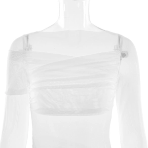 Dettaglio del vestito in mesh a spalle scoperte con pieghe incrociate e maniche velate