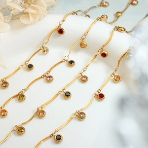 Collier minimaliste en titane doré avec zircons colorés au design ondulé élégant