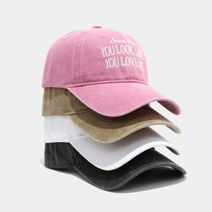 Casquettes de baseball brodées délavées en rose, kaki, blanc et gris anthracite