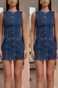 Dettaglio ravvicinato dell'abito mini in denim blu scuro con eleganti bottoni dorati