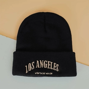 Détail de la broderie Los Angeles Vintage sur le bonnet en tricot noir élégant