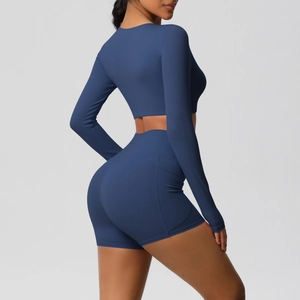 Detail van de zijzak op de marineblauwe fitnessshort met hoge taille voor dames