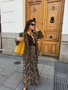 Elegante blazer in pelle scamosciata verde oliva con gonna paisley e borsa gialla