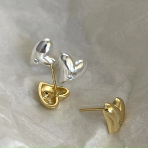 Elegant 925 sterling silver heart stud earrings in gold and silver finish options