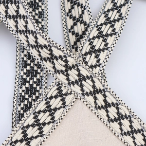 Abito lungo stile etnico con allacciatura al collo e spalline intrecciate geometriche bicolore