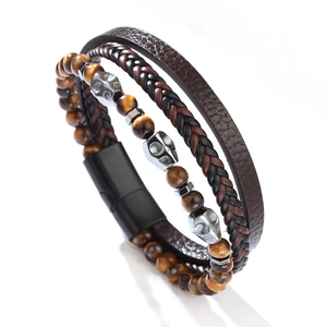Bracciale multistrato da uomo in pelle con pietre occhio di tigre e teschi metallici