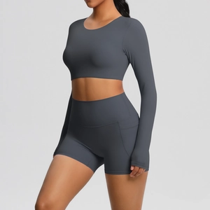 Detail van donkergrijze yogaset met high-waist shorts en handige zijzak voor sport