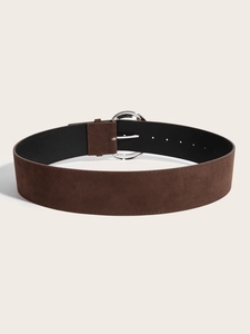 Ceinture large en daim marron chocolat avec boucle ronde argentée, vue à plat en cercle