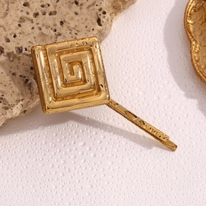 Détail d'une barrette à cheveux plaquée or 18 carats avec motif grec et gouttes d'eau