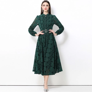 Elegantes dunkelgrünes Spitzenkleid mit Stehkragen, Laternenärmeln und Taillengürtel