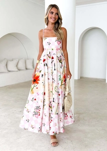 Nahaufnahme von rosa Blumen und Poker-Print auf einem langen Sommerkleid mit hoher Taille