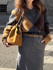 Pull en tricot à col en V pour femme avec motif à losanges marron et beige géométrique
