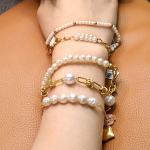Elegant 18K gold-plated stainless steel pearl bracelets set with heart charm on wrist