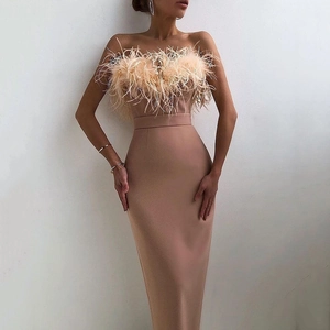 Λεπτομέρεια nude bodycon φόρεμα με κομψά φτερά στη λαιμόκοψη χωρίς τιράντες