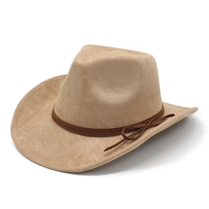 Détail d'un chapeau de cow-boy en daim fauve avec ruban décoratif marron et bord courbé