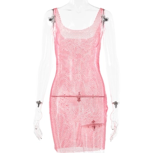 Robe courte en maille rose sans manches avec strass pour femmes sur mannequin