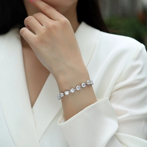 Klassisches S925 Sterlingsilber Tennisarmband mit funkelndem Moissanit am Handgelenk