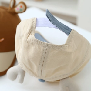 Vue détaillée de la sangle Velcro réglable sur la casquette de baseball pour bébé