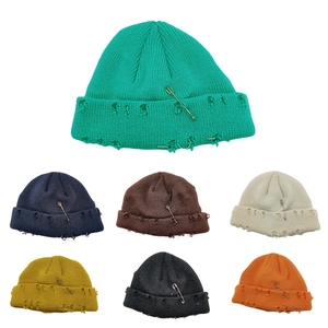 Bonnet En Maille Distressed Avec Épingle De Sûreté Et Anneaux Acrylique Punk Streetwear Chaud Hiver Unisexe