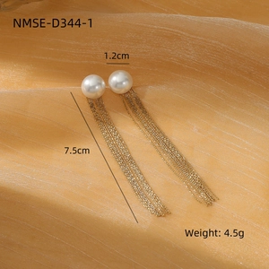 Elegantes pendientes de acero de titanio con perlas y largas borlas de cadena dorada