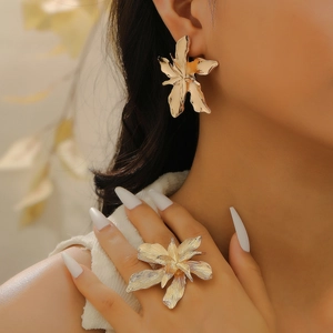 Exaggerated Pleated 3D Golden Flower Luxury Metallic Earrings Fashion Leaf Ring For Women Individual Trendy Statement Jewelry