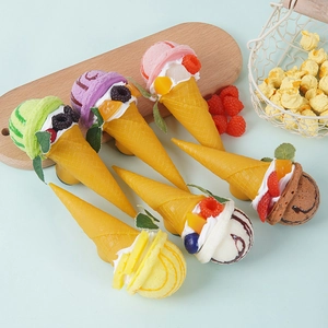 Set di sei coni gelato alla frutta artificiali colorati con texture realistiche