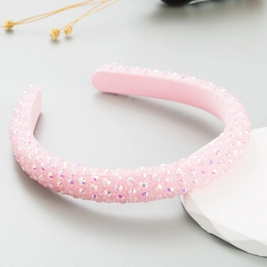 Detail eines rosa gepolsterten Haarreifs mit glitzernden AB-Kristallen und Luxusglanz