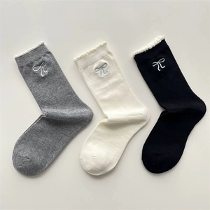 Damen-Baumwollsocken mit Rüschenbündchen und Schleifenstickerei in drei schicken Farben
